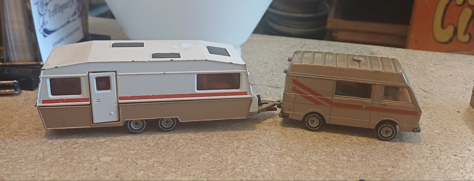 Siku VW Bus met Caravan - Vintage Speelgoed, Hobby en Vrije tijd, Modelbouw | Auto's en Voertuigen, Gebruikt, Auto, 1:50 of kleiner