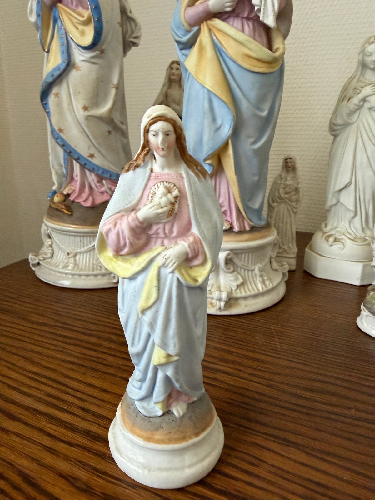 Religieuze beeldjes: Heilige Maria in porselein en biscuit, Ophalen