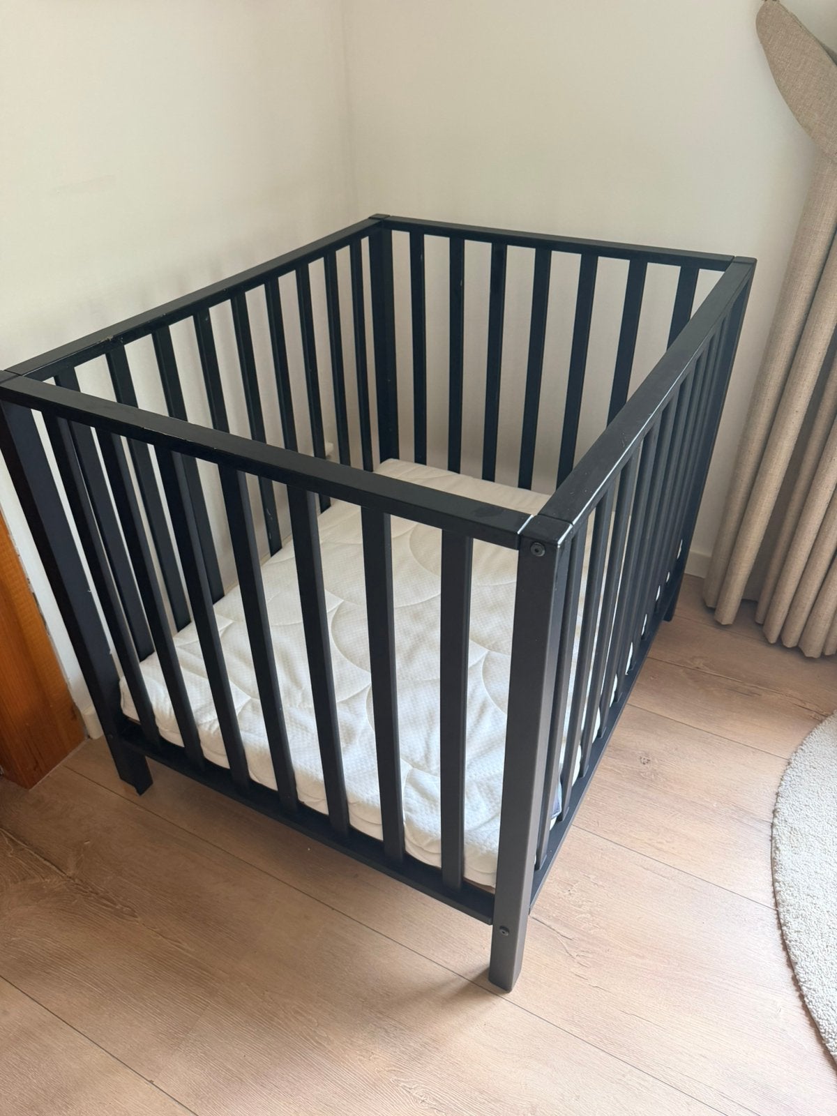 Zwarte box met matras - Gebruikt, Ophalen, Gebruikt, Rechthoekig