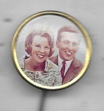 KONINKLIJK HUIS BEATRIX EN CLAUS GEKLEURDE SPELD, Verzamelen, Ophalen of Verzenden, Gebruikt, Nederland, Speld(je) of Lepel(tje)