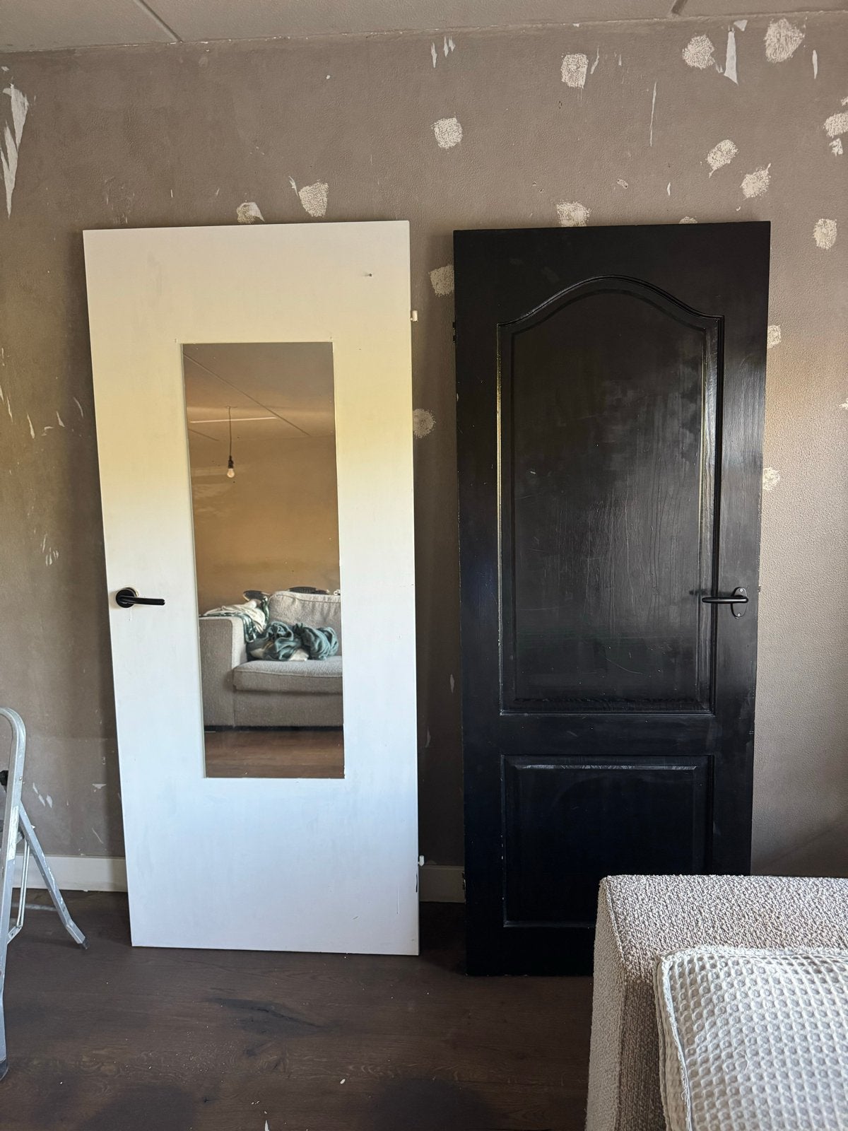Gratis! Witte opdekdeur met spiegel en Zwarte stompe deur, Gebruikt, 80 tot 100 cm, Binnendeur, Ophalen of Verzenden