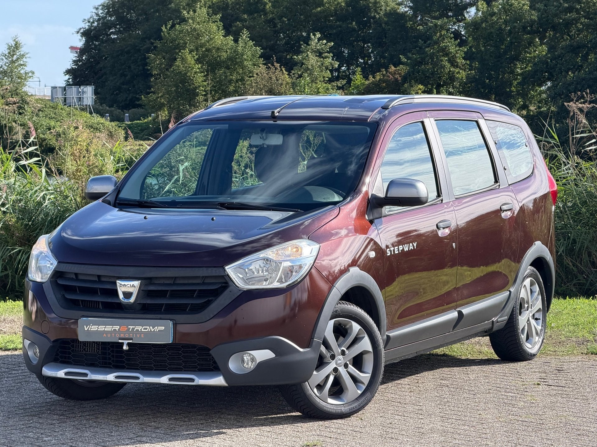 Dacia Lodgy 1.2 TCe Stepway - Brun Tourmaline - Complete 7-z, Auto's, Voorwielaandrijving, Stof, Gebruikt, Zwart