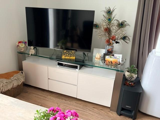 GRATIS! Modern TV meubel wit hoogglans met RVS, z.g.a.n., Ophalen, 100 tot 150 cm, 75 cm of meer, Overige materialen