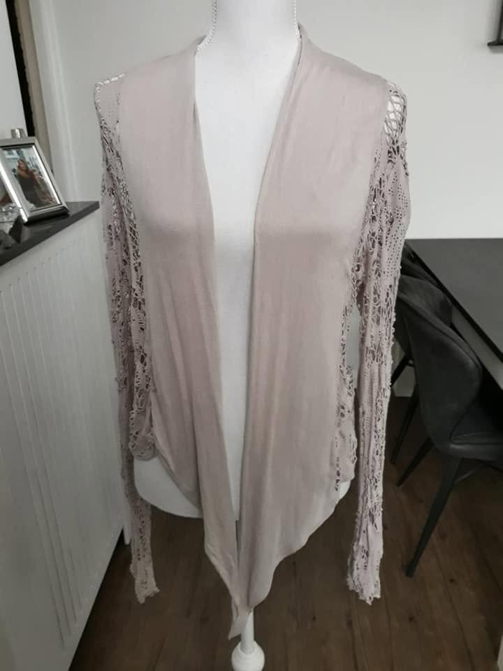 2 delig vest met KANT +TOPJE MET KANT, Beige, Nieuw, Ophalen of Verzenden, Maat 36 (S)