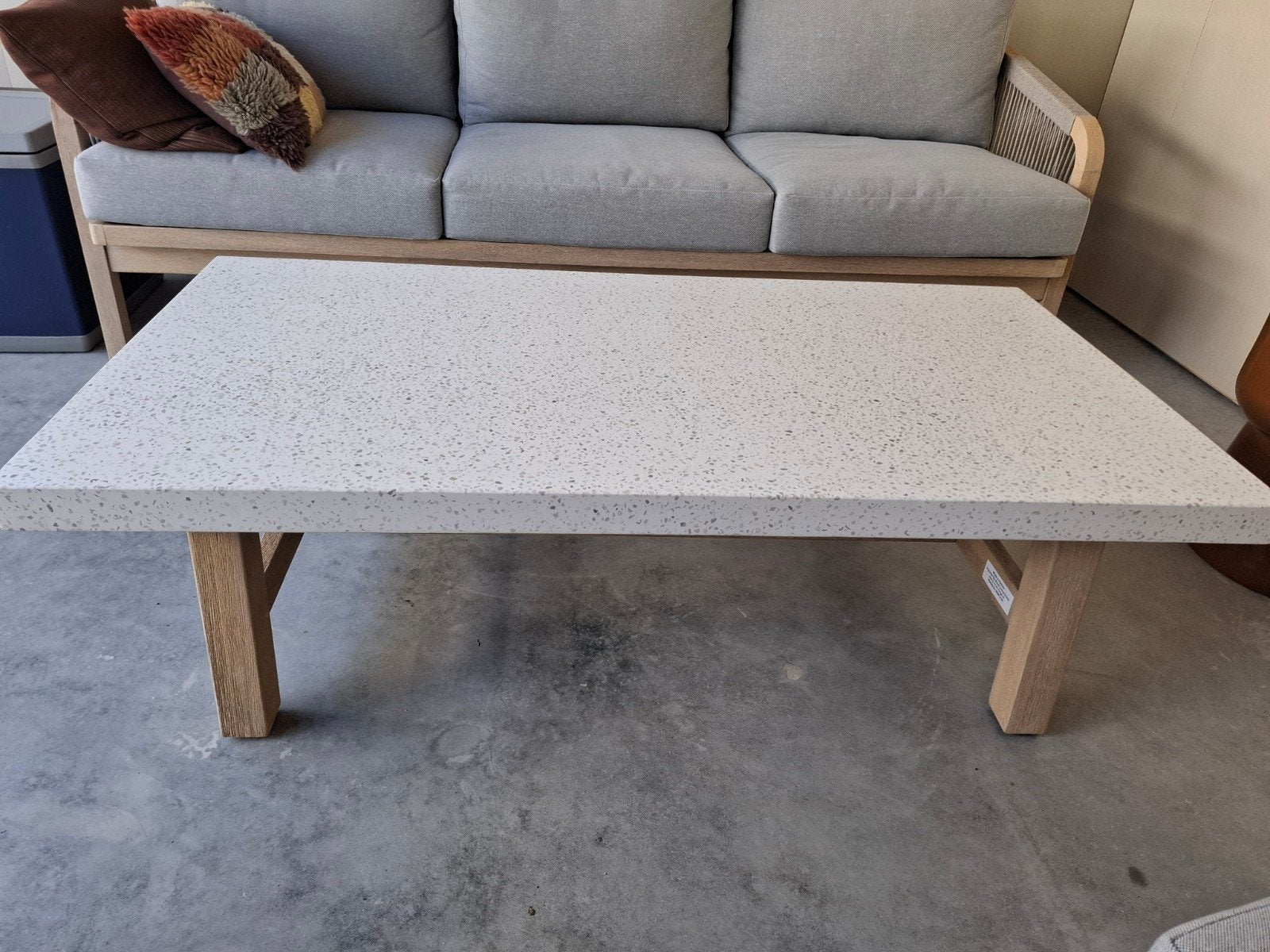 Nieuwe Terrazzo salontafel met houten onderstel, Ophalen, 100 tot 150 cm, Nieuw, 50 tot 100 cm