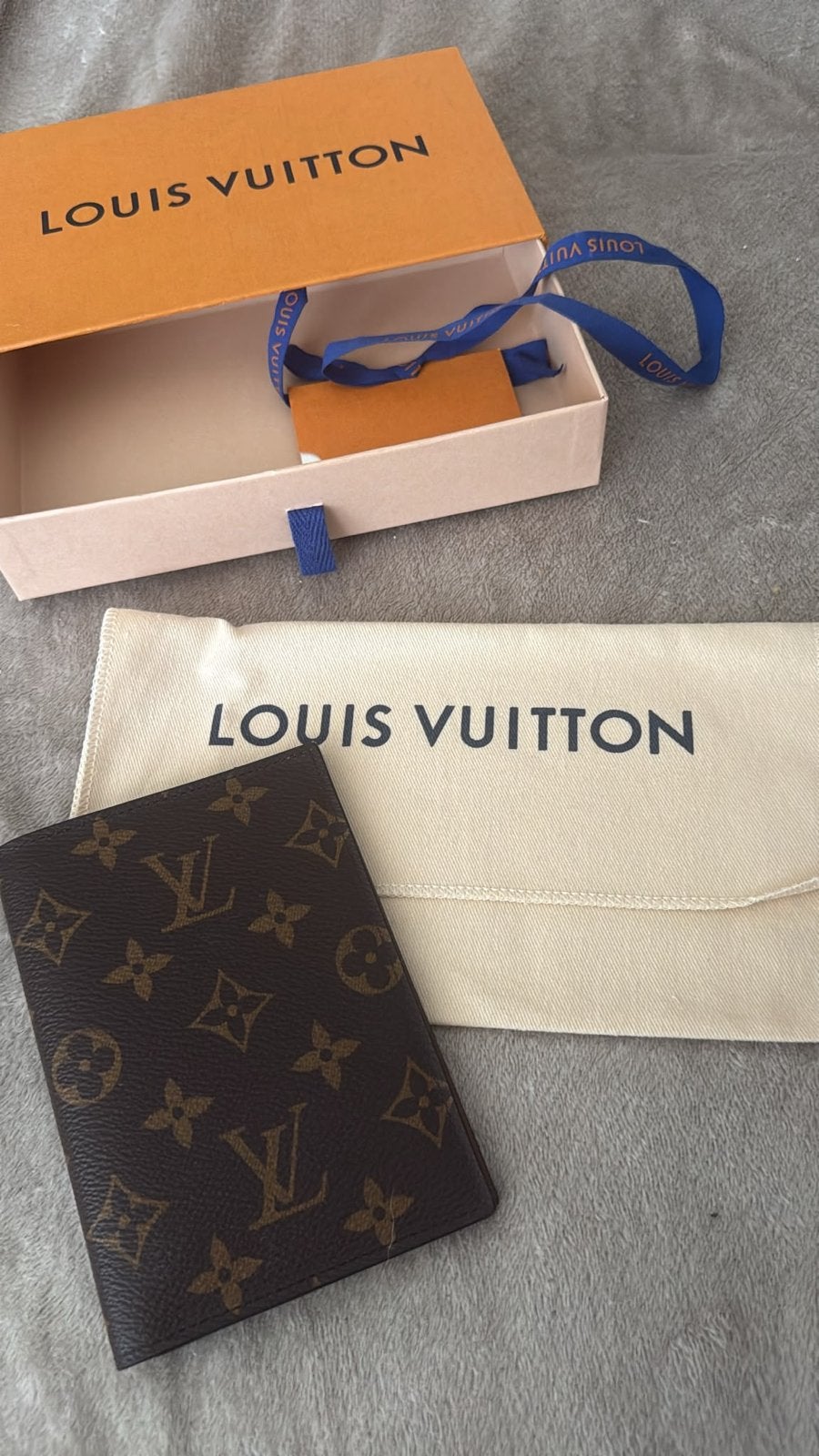 Louis Vuitton Paspoorthouder met Hotstamping C.D, Bruin, Zo goed als nieuw, Leer, Ophalen