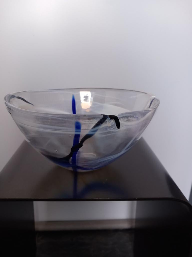 Kosta Boda glazen schaal met blauwe en witte accenten., Ophalen of Verzenden