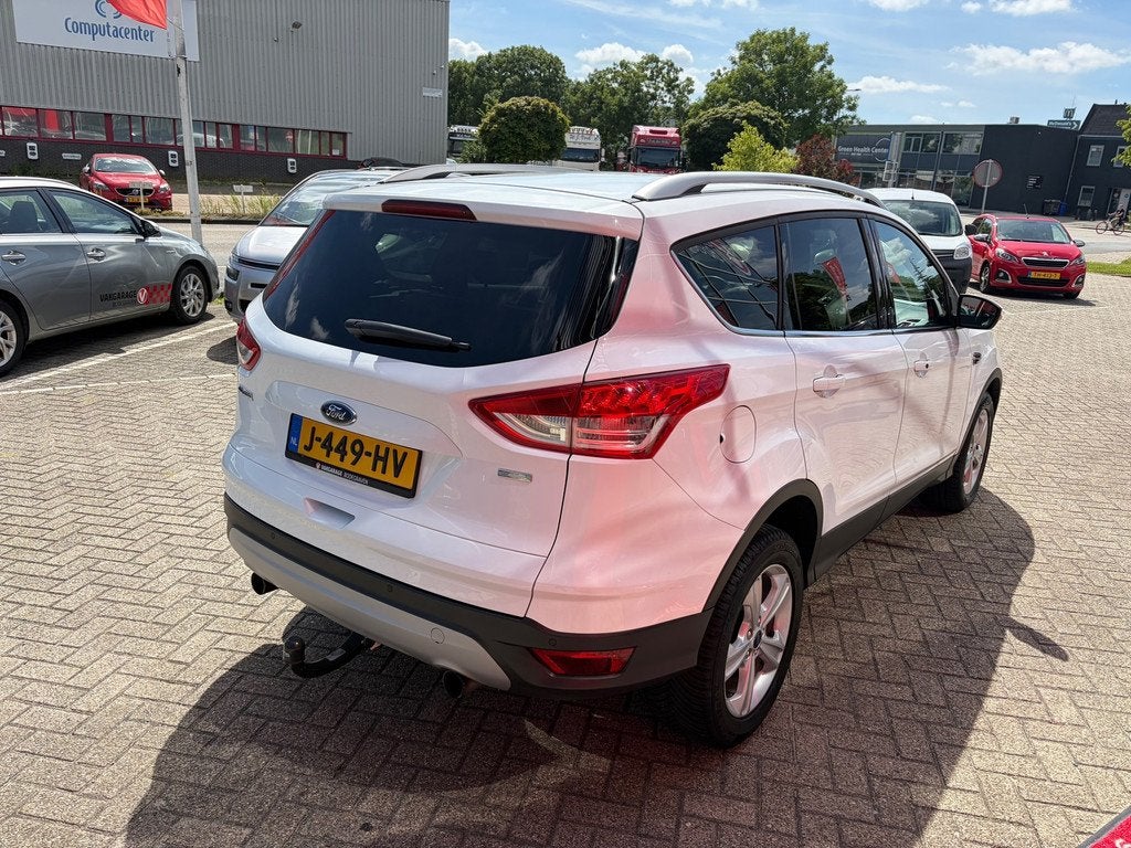 Ford Kuga 1.6 Titanium Plus 4WD / panoramadak / trekhaak, Auto's, Ford, Gebruikt, Zwart, 4 cilinders, Wit