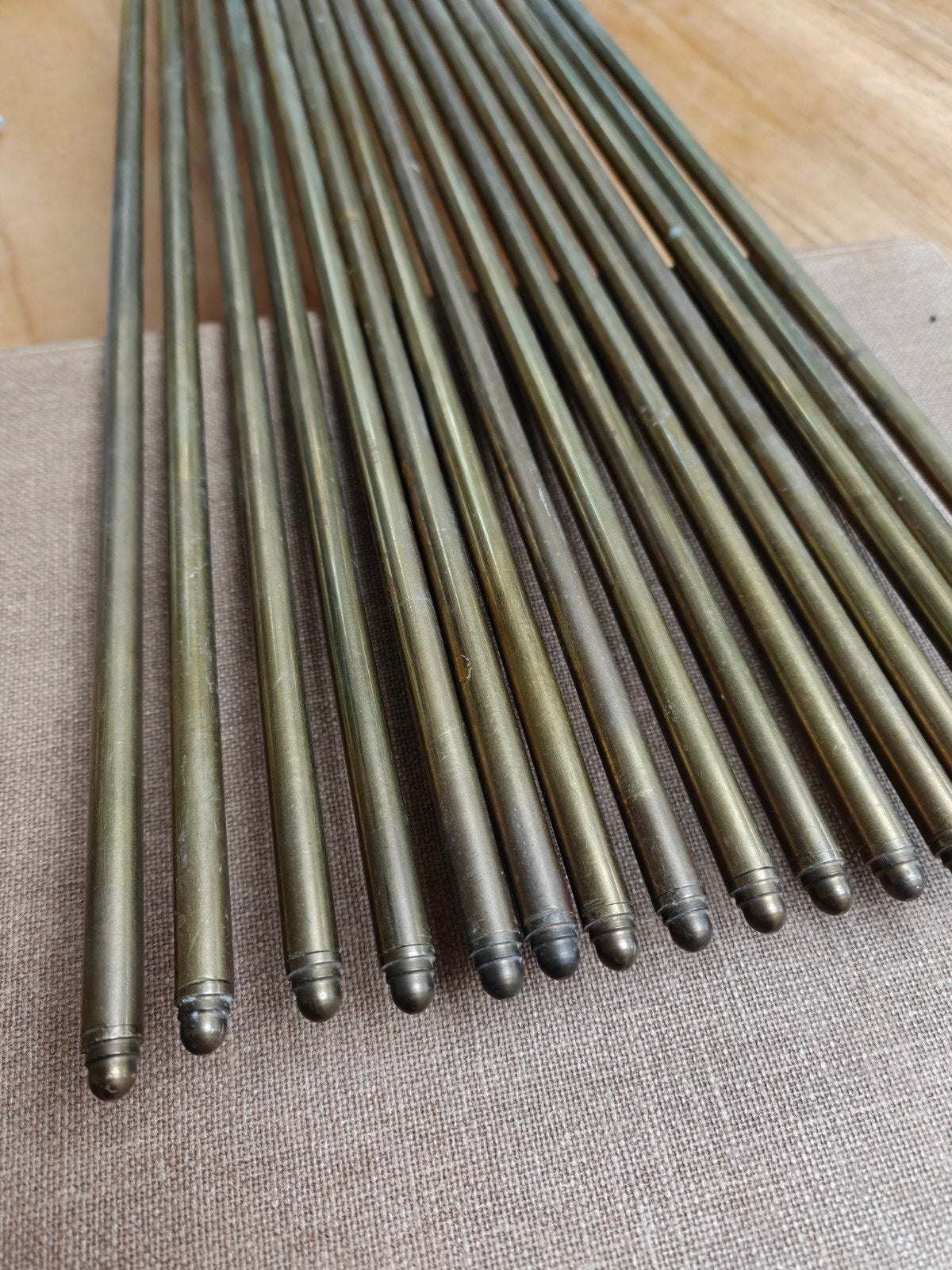 16 Messing ronde antieke traproeden 75cm lang 9mm doorsnede, Ophalen, Gebruikt, 50 tot 100 cm, Klassiek