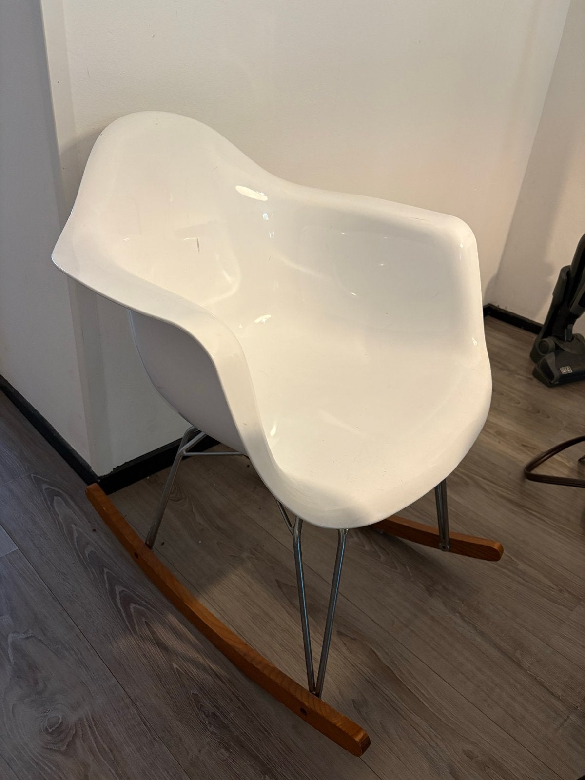 Witte schommelstoel met houten onderstel, Huis en Inrichting, Ophalen, Gebruikt, Wit, Eén
