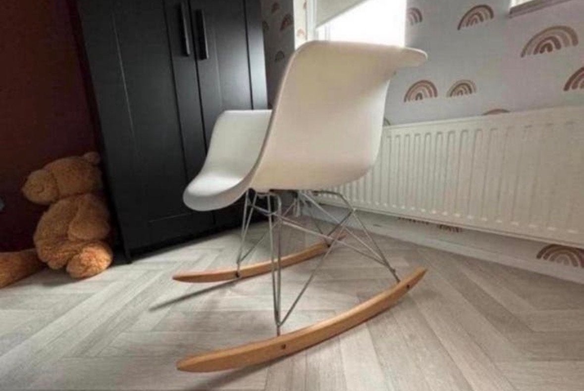 Witte schommelstoel in Eames-stijl, Ophalen, Kunststof, Gebruikt, Wit