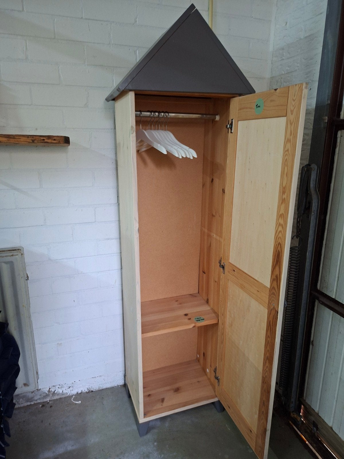 Unieke houten kast met puntdak - Handgemaakt, Ophalen of Verzenden, Zo goed als nieuw, 150 tot 200 cm, 25 tot 50 cm