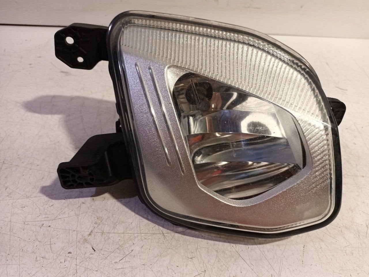 Mistlamp links Ford Fiesta, Onderdelen@venauto.nl, Van der Ven Autorecycling B.V., Gebruikt, Ettenseweg 76, 4706 PB Roosendaal, The Netherlands