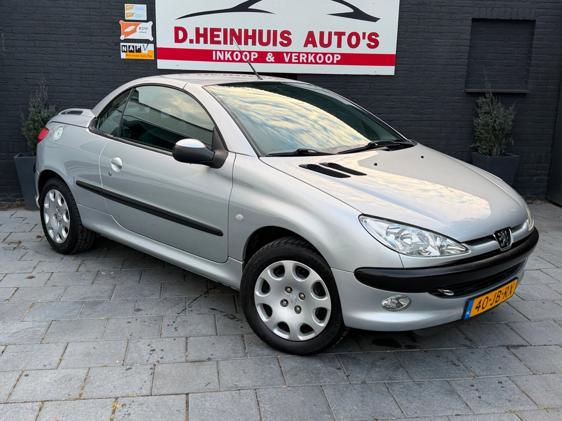 Peugeot 206 CC 1.6-16V |APK NIEUW|SLECHTS 170.000KM, Auto's, Voorwielaandrijving, Stof, Gebruikt, Zwart