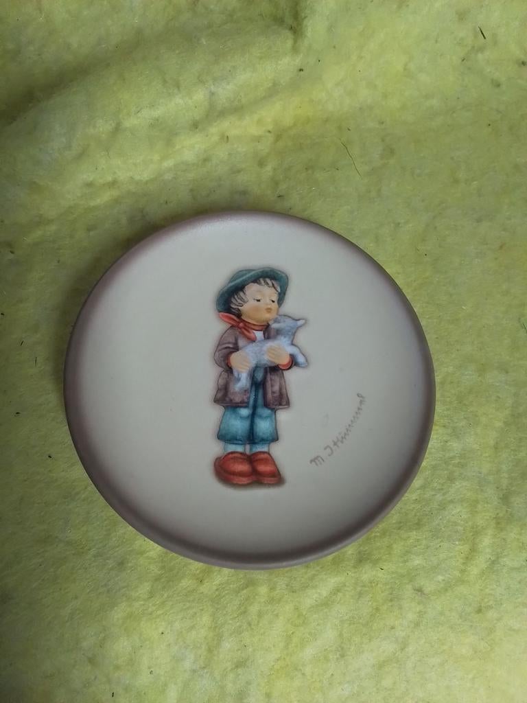 8733) Goebel  oud bordje, Ophalen of Verzenden