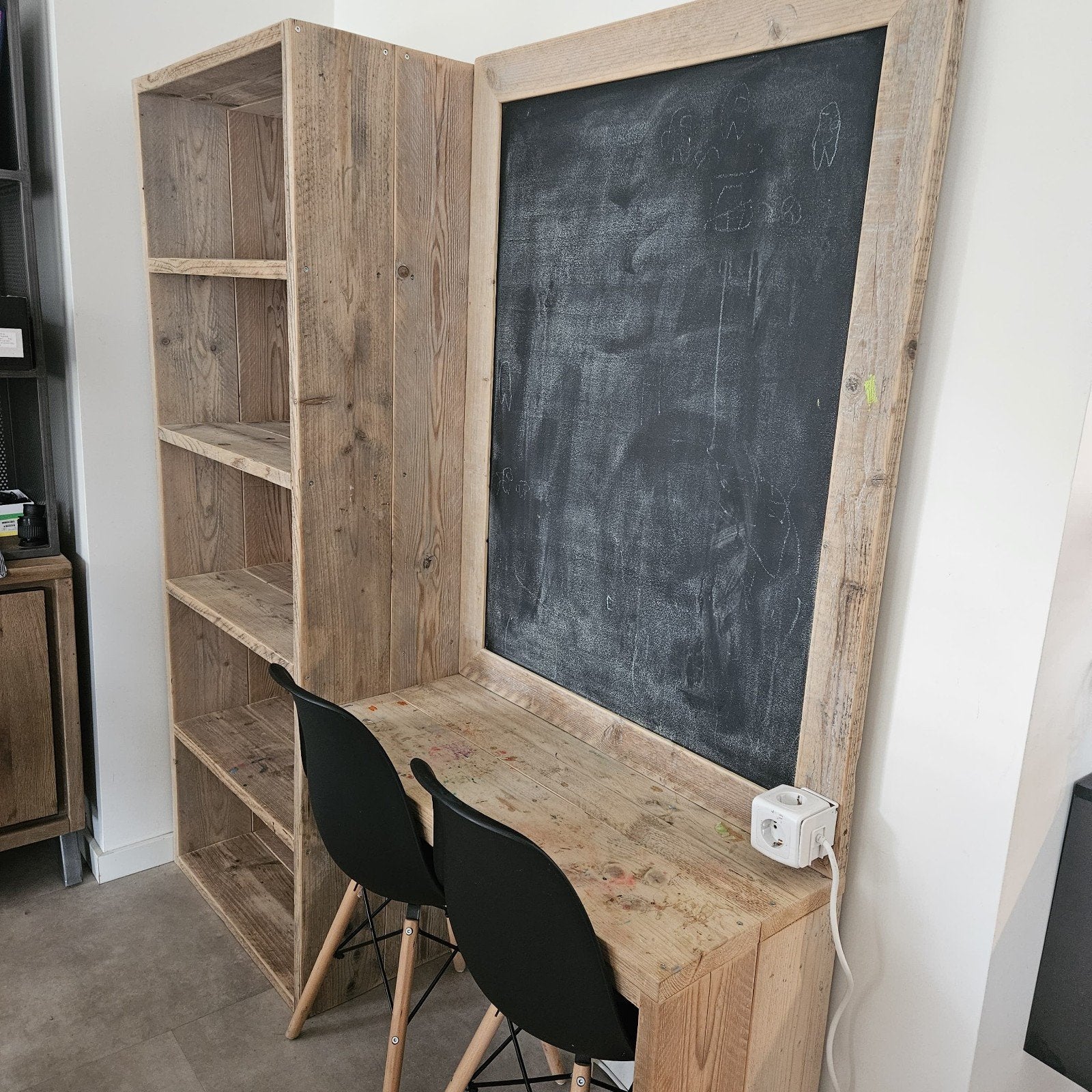 Steigerhouten speeltafel/bureau Aya met kast en stoelen, Ophalen, Gebruikt, Tafel(s) en Stoel(en)