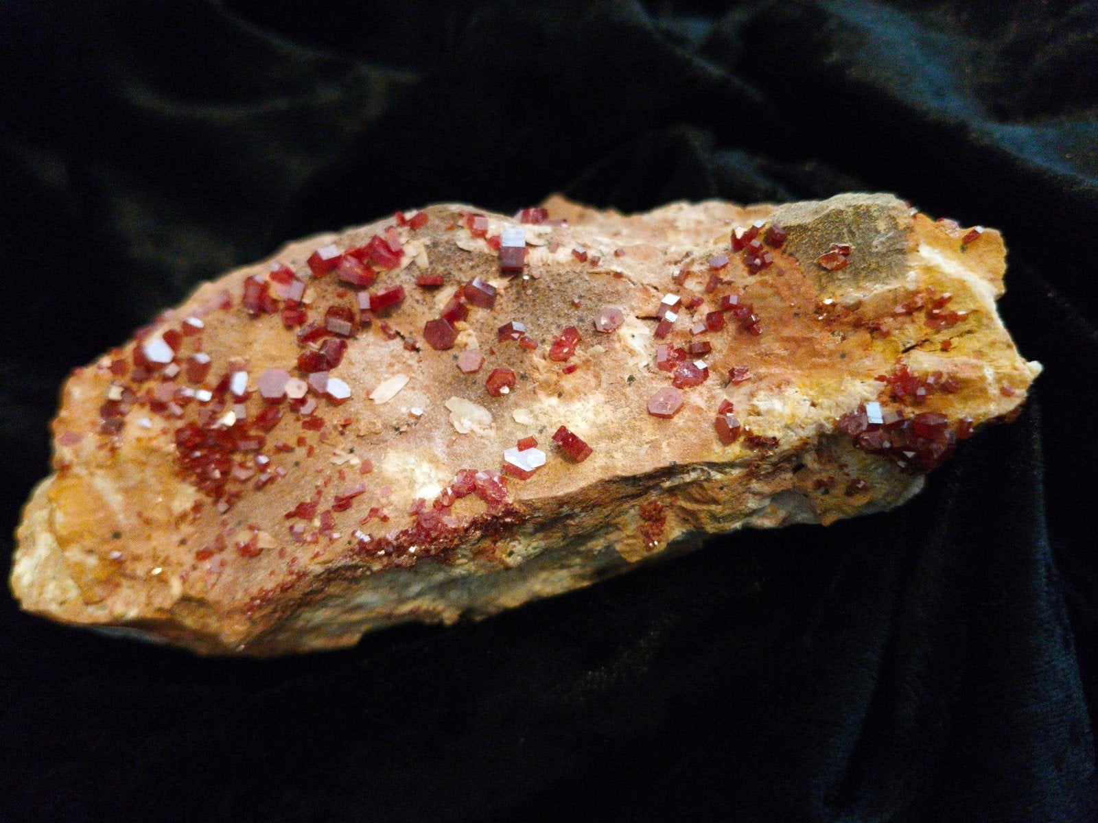 Prachtig Vanadiniet Kristal Cluster uit Marokko 700 gram, Verzamelen, Ophalen of Verzenden