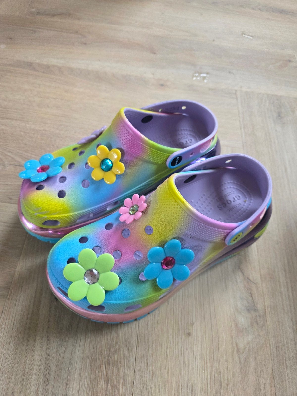Crocs regenboog klompjes met bloemen maat 7-9 (39), Dansschoenen, Ophalen of Verzenden, Zo goed als nieuw, Crocs