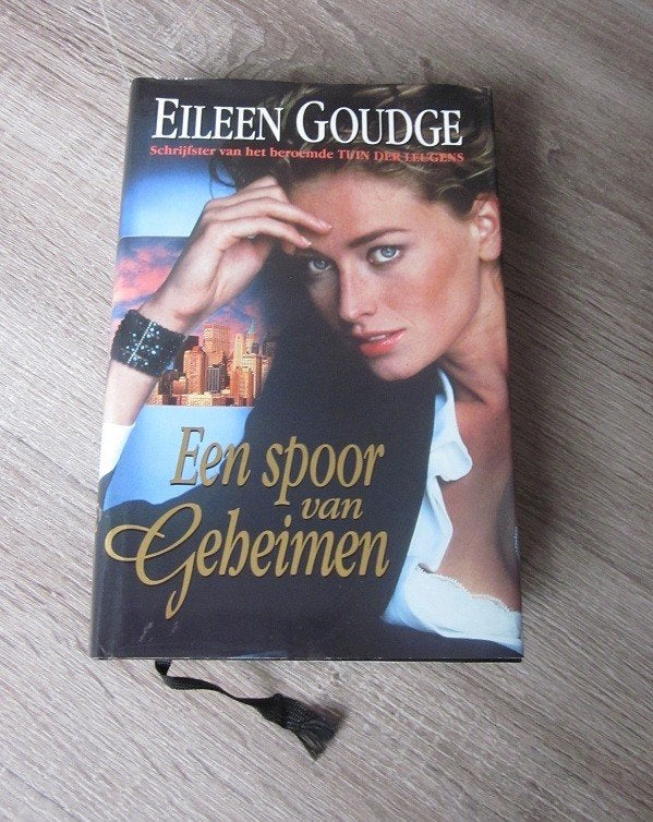 een spoor van geheimen eileen goudge roman panter ellie kate, Gelezen, Ophalen of Verzenden, Eileen Goudge, Amerika