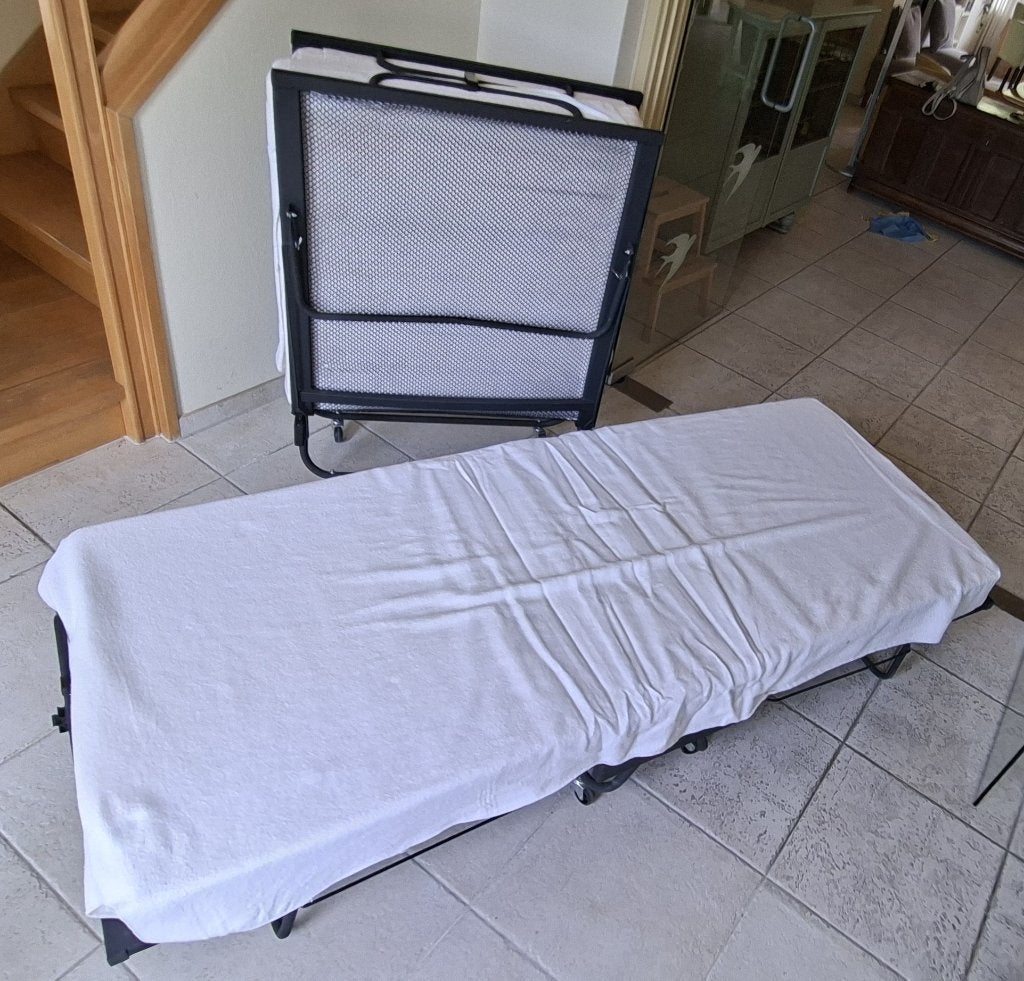 Twee opvouwbare logeerbedden met matras, Ophalen, Gebruikt, Zwart, Tweepersoons