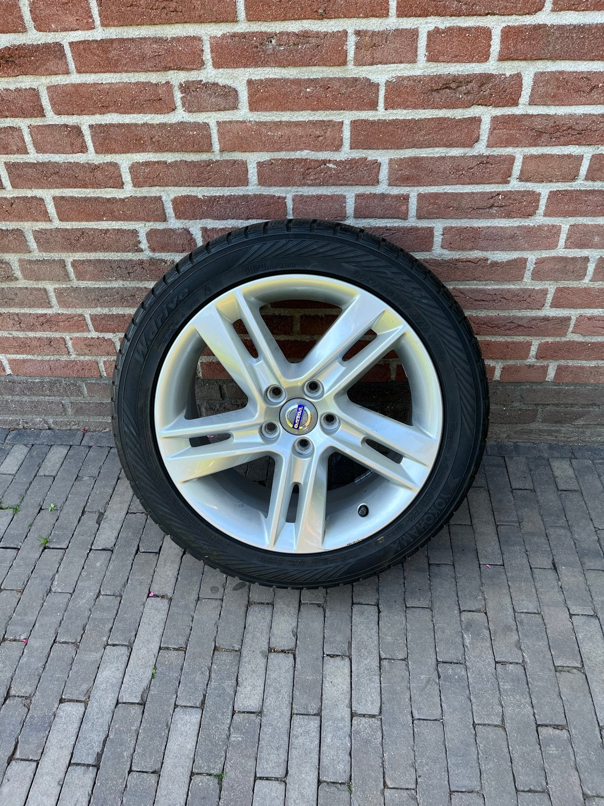 Volvo Velg met Yokohama Winterband 235/45R17, Ophalen, Gebruikt, Banden en Velgen, 17 inch