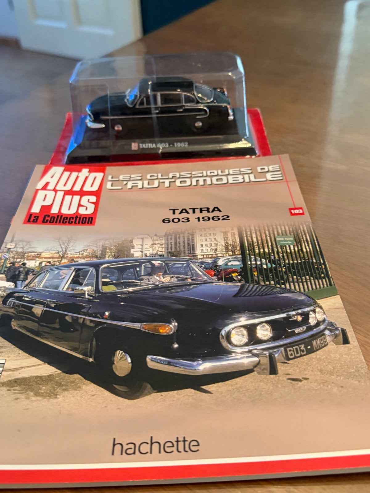 Tatra 603 1962 modelauto met Auto Plus magazine, Ophalen of Verzenden, Nieuw, Auto, Overige merken