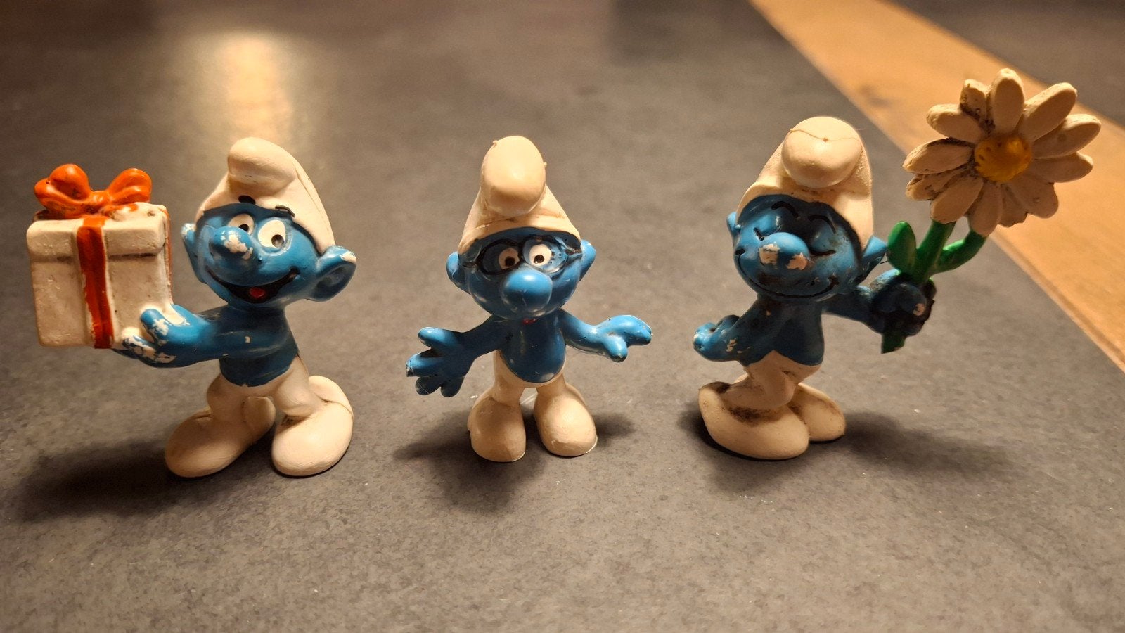 Set van 3 Smurfen beeldjes: Cadeau, Lachend, Bloem, Verzamelen, Smurfen, Ophalen of Verzenden, Gebruikt, Verschillende Smurfen