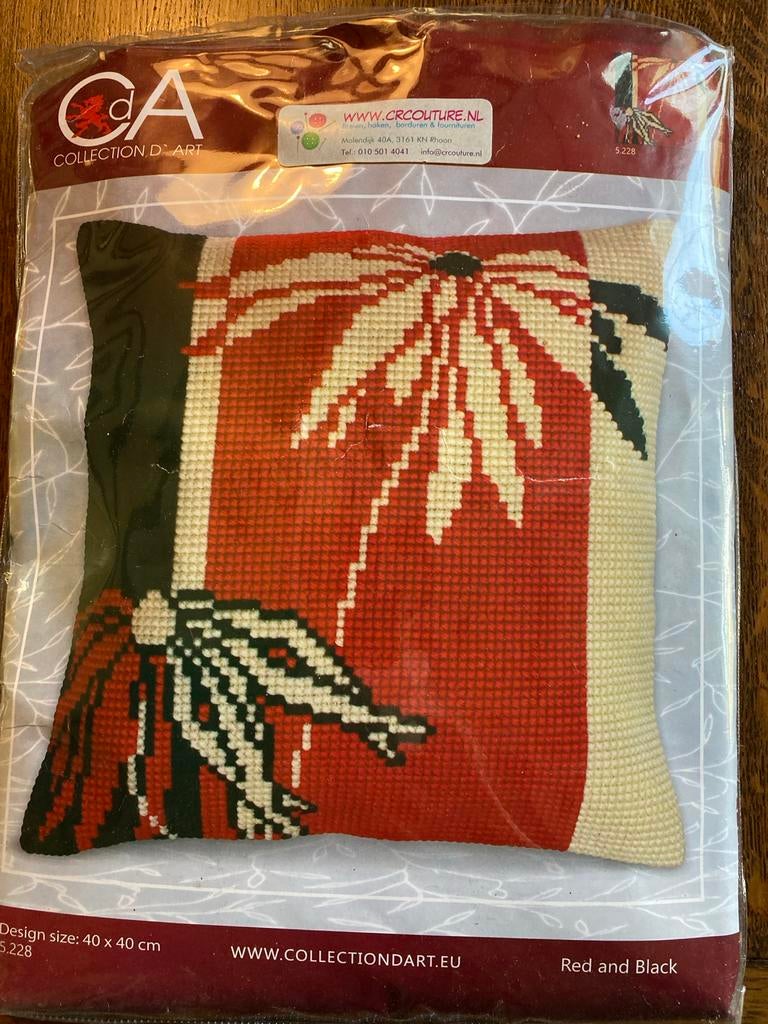 Borduurpakket kussen rood zwart wit 40x40 cm, Ophalen of Verzenden, Nieuw, Handborduren, Borduurpakket