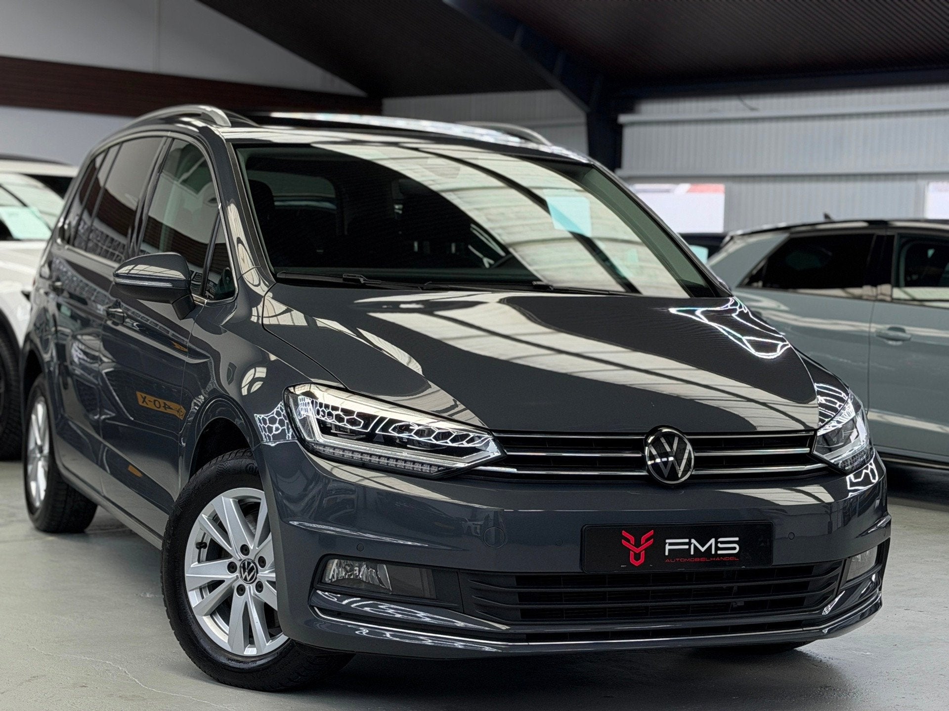 Volkswagen Touran 1.5 TSI Highline 7p Carplay Panorama, Auto's, 15 km/l, Zwart, 4 cilinders, Origineel Nederlands