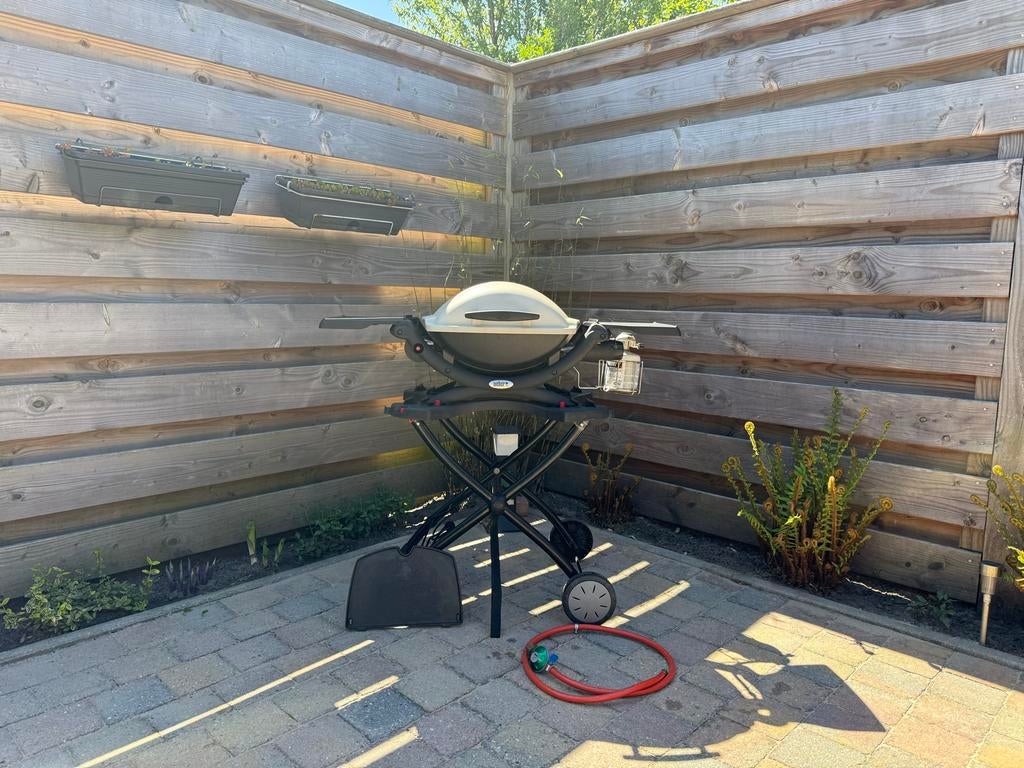 Weber Q1000 – Onderstel + Zijtafels + Plancha + Gasslang, Ophalen, Gebruikt, Weber