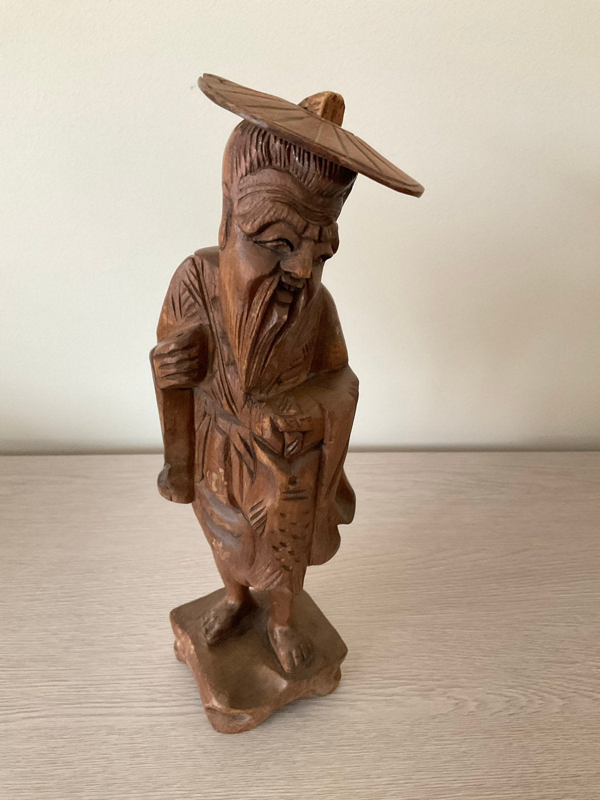 Handgesneden houten beeld van visser met hoed, Antiek en Kunst, Ophalen of Verzenden, Handgemaakt, 20 - 50 cm, Beeld