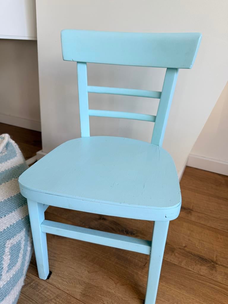 Antiek houten kinderstoeltje - Lichtblauw, Kinderen en Baby's, Kinderkamer | Tafels en Stoelen, Ophalen, Zo goed als nieuw, Stoel(en)