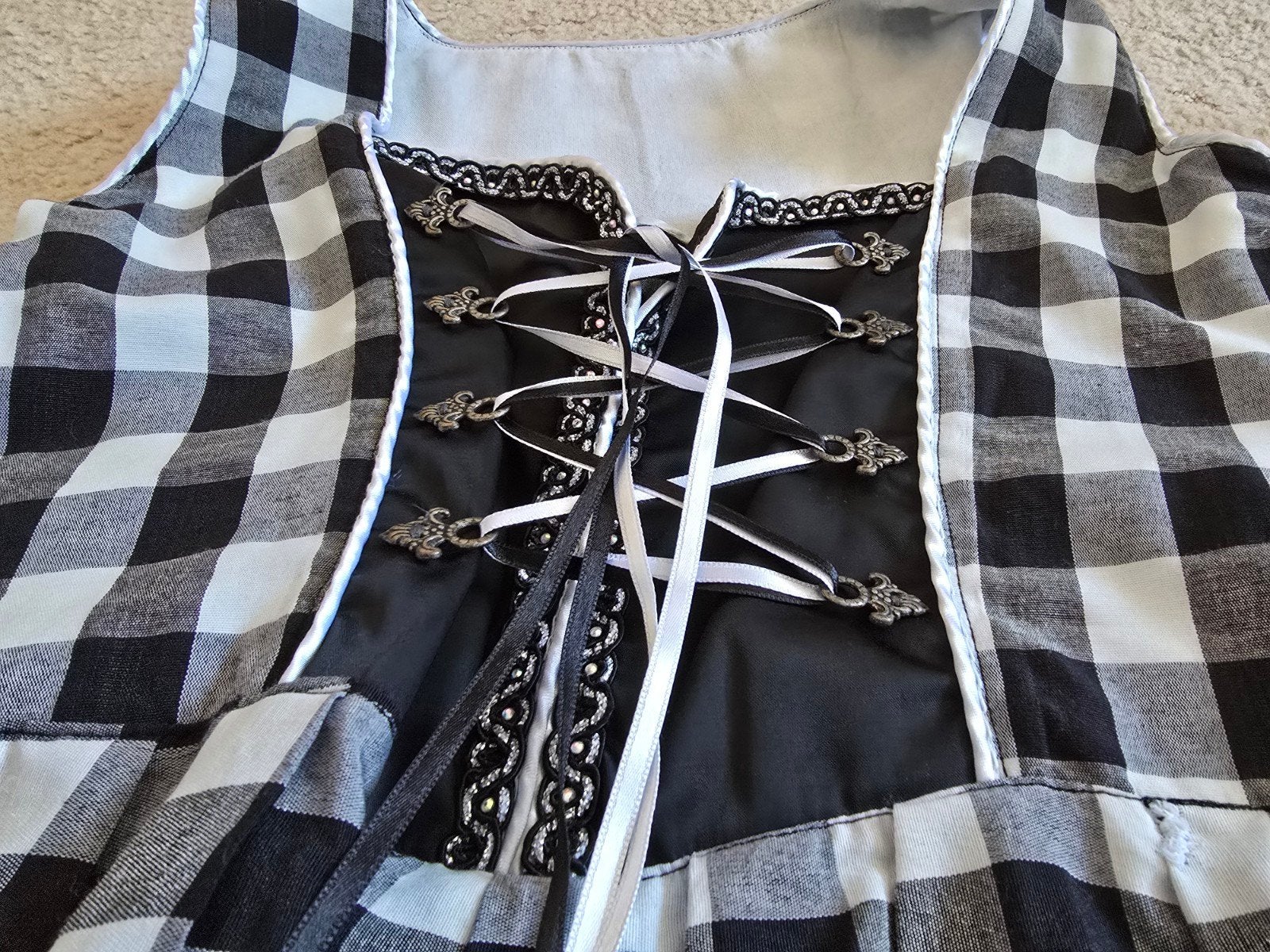 Complete zwart-wit geruite dirndl met schort 1x gedragen, Ophalen of Verzenden, Zo goed als nieuw, Zwart, Boven de knie