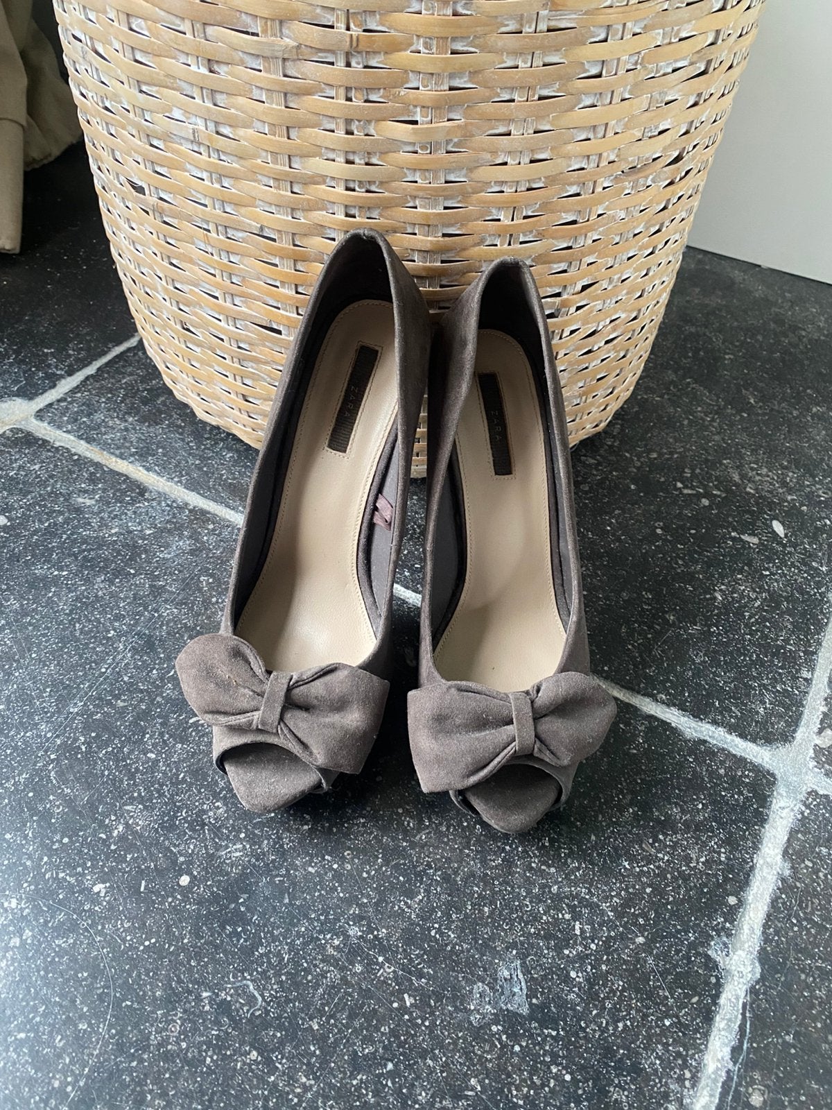 Taupe/bruine pumps van Zara, Ophalen of Verzenden, Zo goed als nieuw, Bruin
