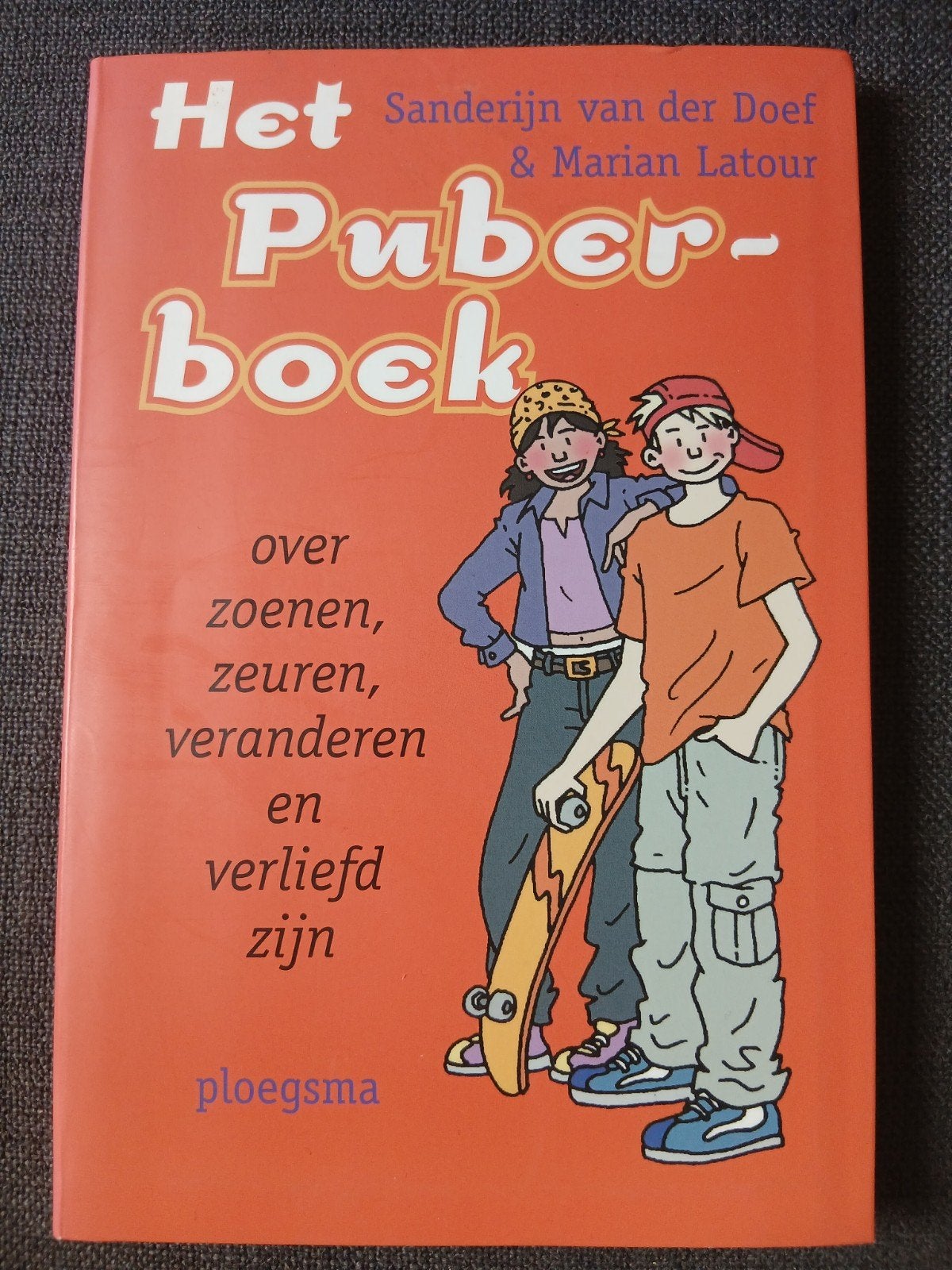 Het puberboek, over zoenen, zeuren, veranderen en verliefd, Ophalen of Verzenden, Zo goed als nieuw