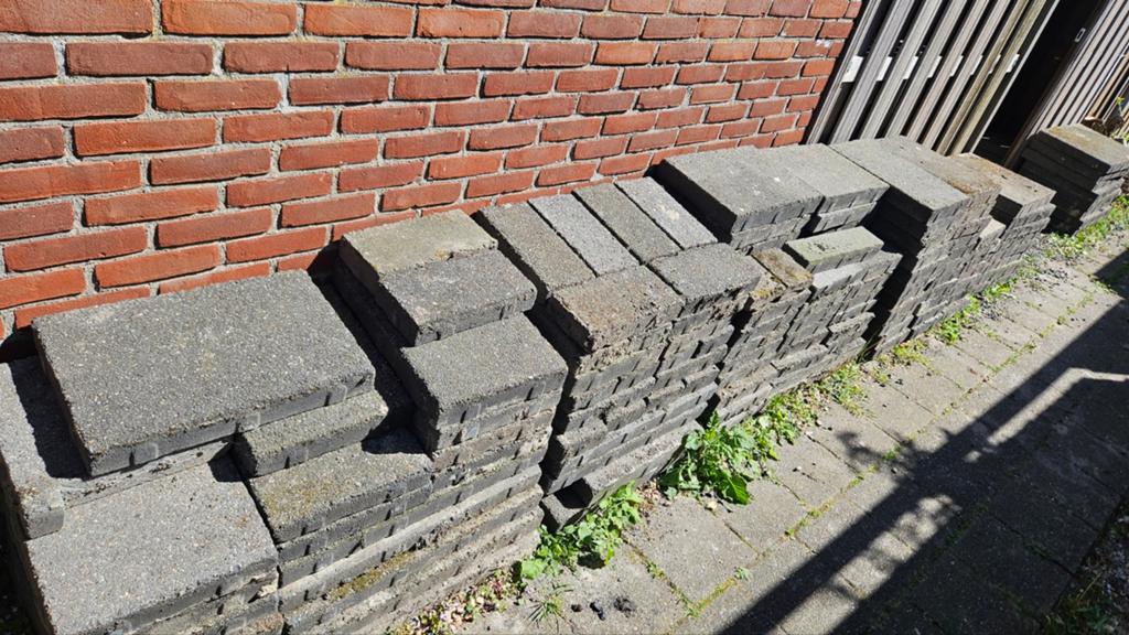 Gratis af te halen Antraciet/grijze tuintegels (wildverband), Tuin en Terras, Ophalen, Gebruikt, 10 m² of meer, Beton
