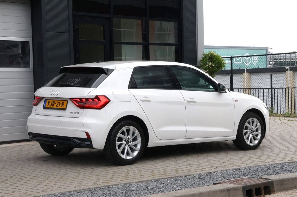 Audi A1 1.0 TFSI Sport | Automaat | Als nieuw!, Auto's, Audi, Stof, Zwart, 95 pk, Wit