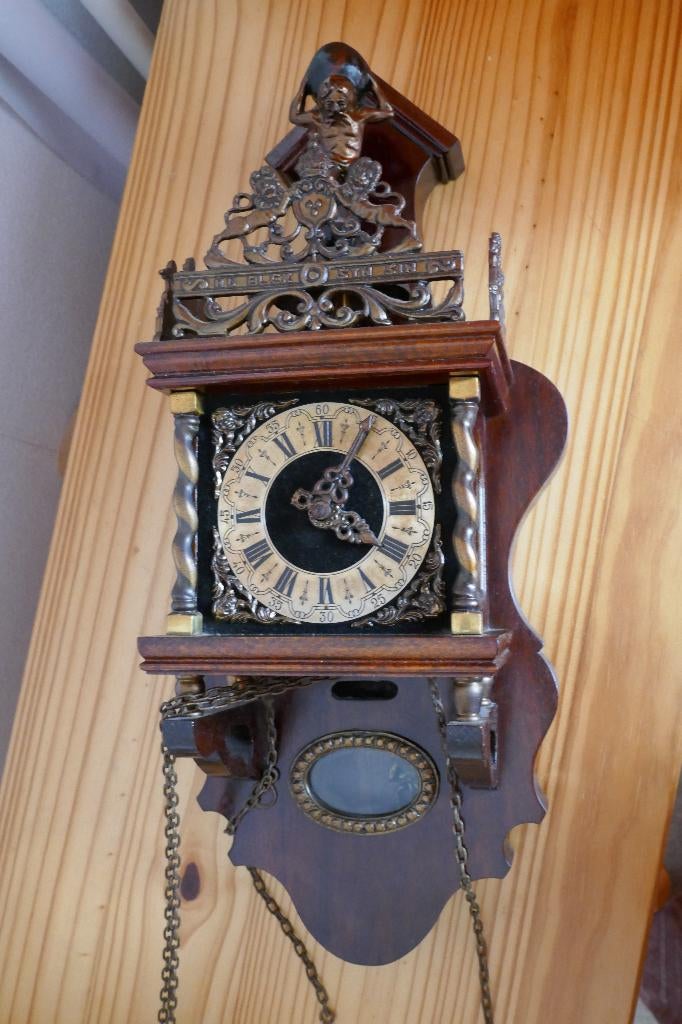 Zaanse wandklok met Atlas, J.W.A. Wuba, "nu elck syn sin", Ophalen