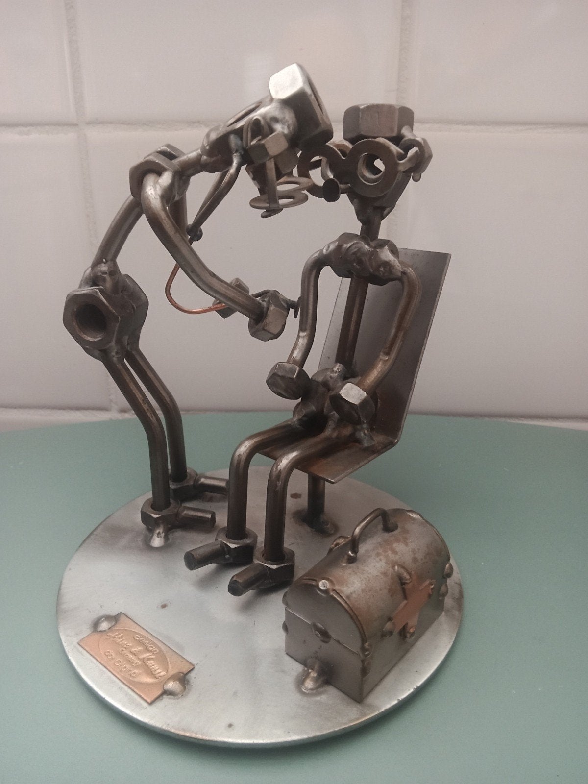 Uniek metalen beeldje: dokter met stethoscoop, Antiek en Kunst, Ophalen of Verzenden, 20 - 50 cm, Scène, Beeld