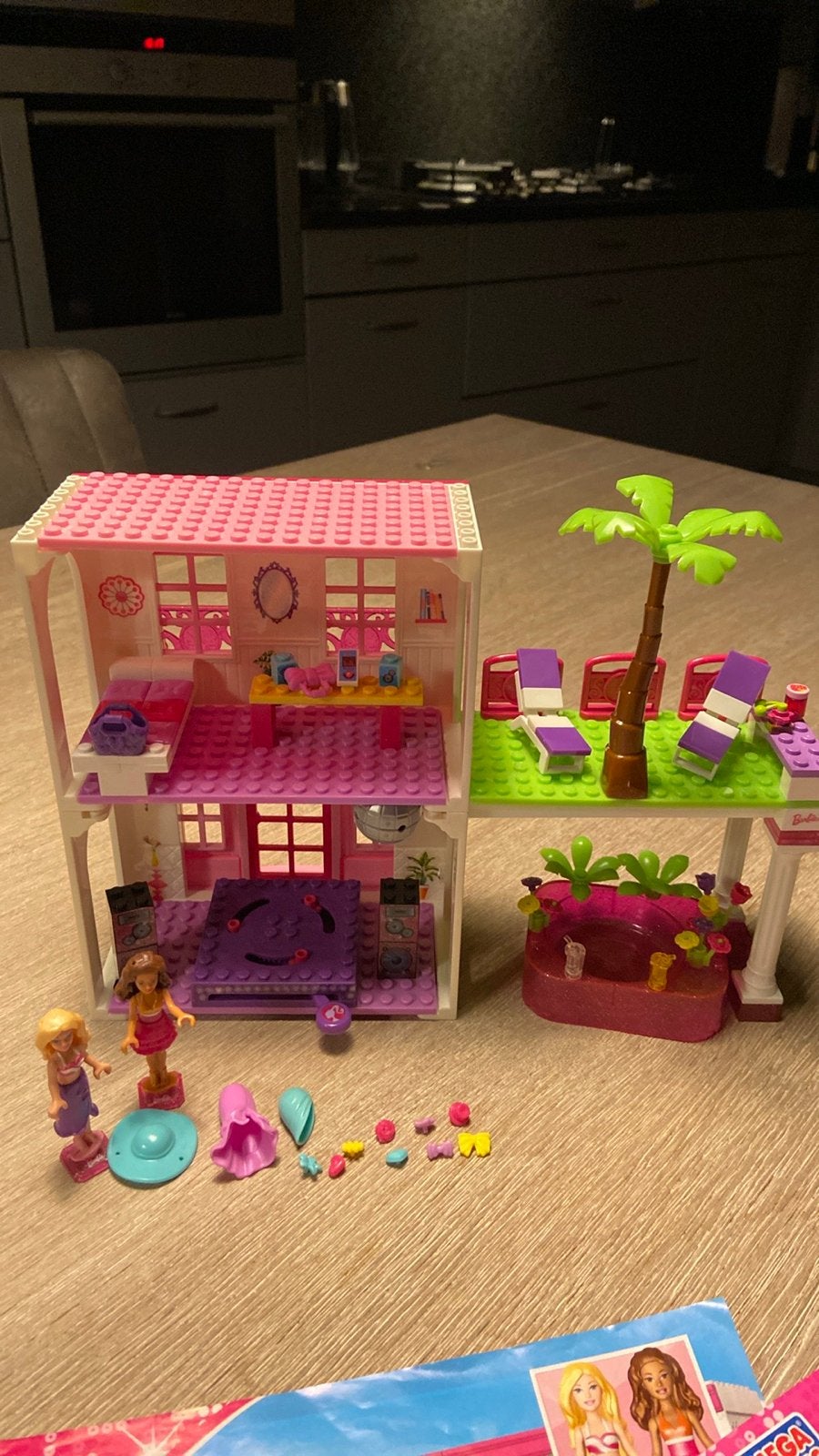 Mega Bloks Barbie Strandhuis met poppen en accessoires, Ophalen of Verzenden, Gebruikt, Megabloks