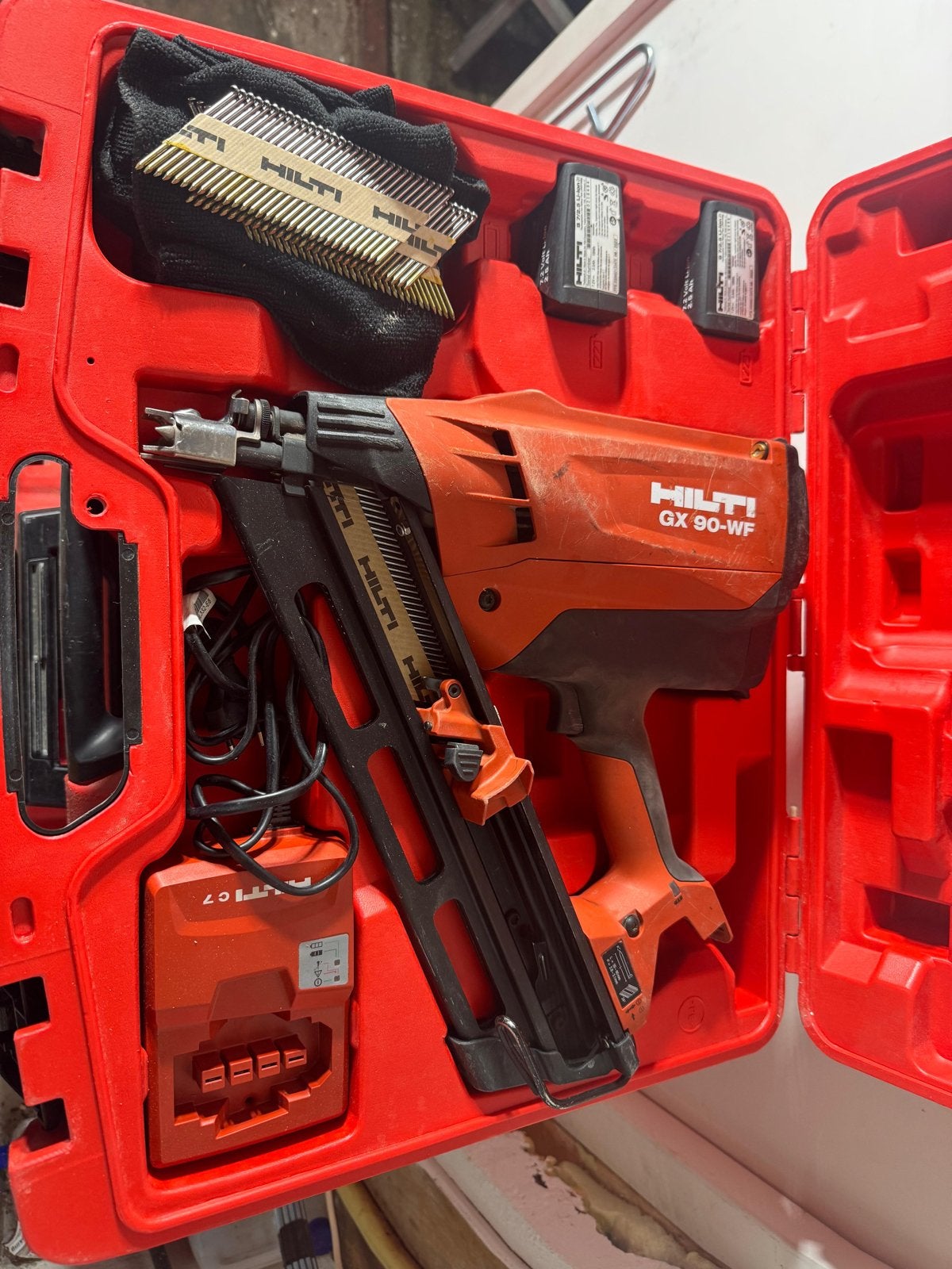 Hilti GX 90-WF Gas tacker met koffer en lader, Ophalen of Verzenden, Gebruikt, Tacker/nietmachine, Hilti