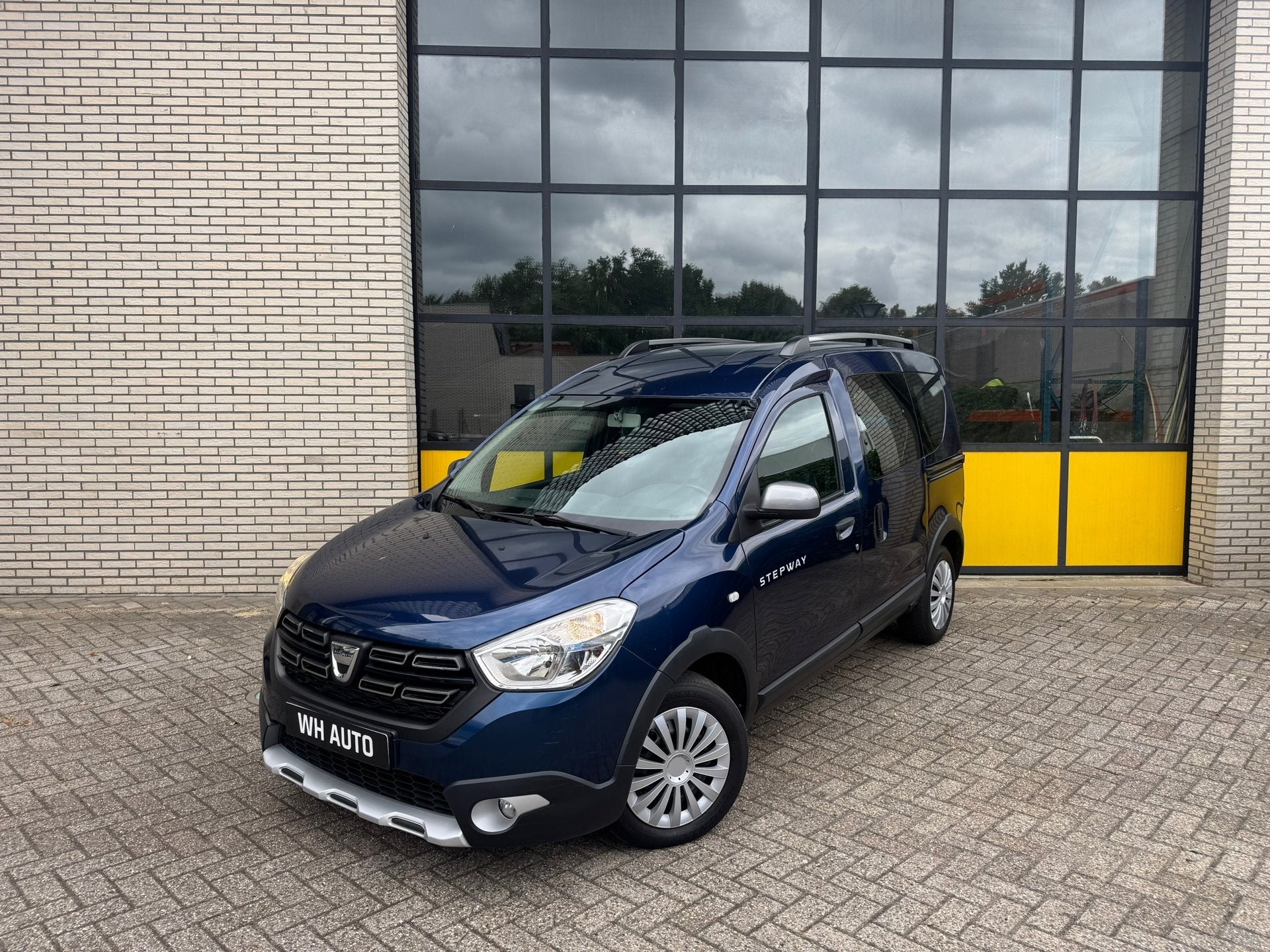 Dacia Dokker 103PK Série Limitée Stepway, Navi & cruise, Auto's, Dacia, Voorwielaandrijving, Stof, Gebruikt, Zwart