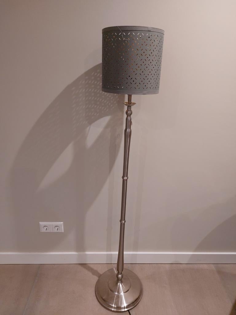 Elegante staande lamp met geperforeerde kap, Ophalen