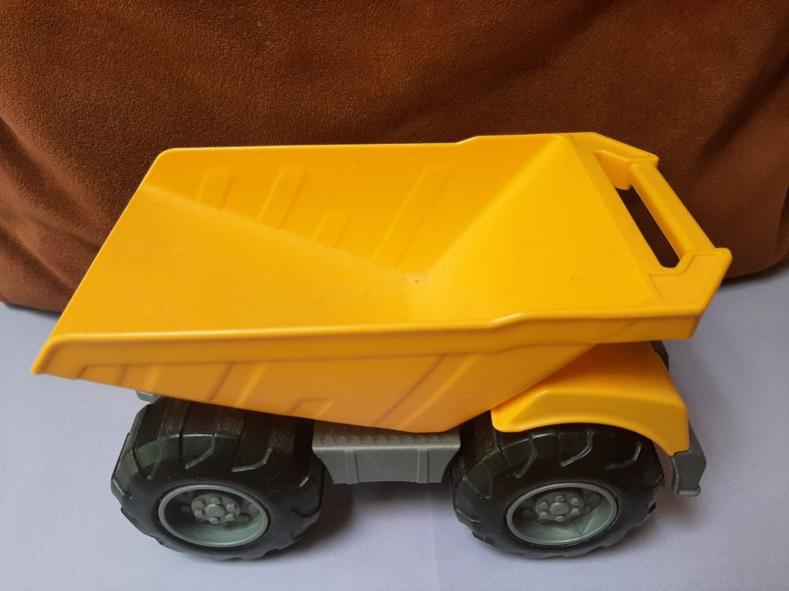 Gele speelgoedkiepwagen, Ophalen, Gebruikt