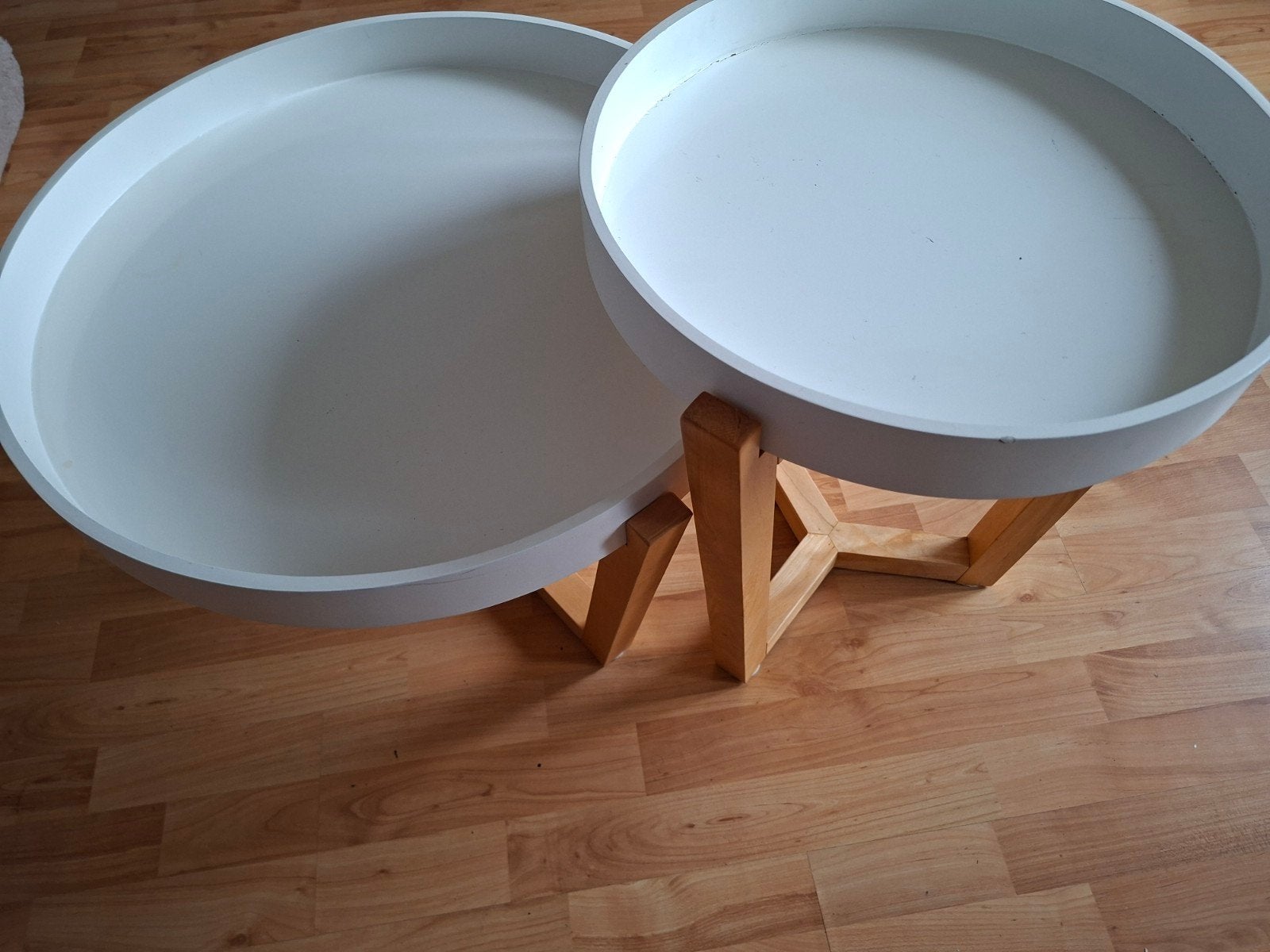 Set van 2 ronde bijzettafels - wit met houten onderstel, Huis en Inrichting, Tafels | Salontafels, Gebruikt, Rond, 5 – 50, 50 tot 100 cm