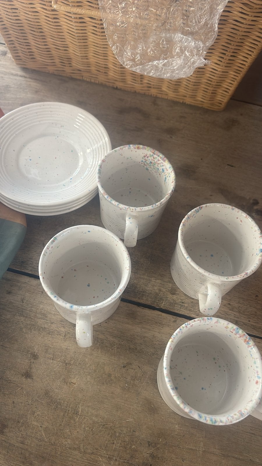 Set van 4: Mokken met schotels - Spikkel design, Keramiek, Ophalen of Verzenden, Zo goed als nieuw, Modern