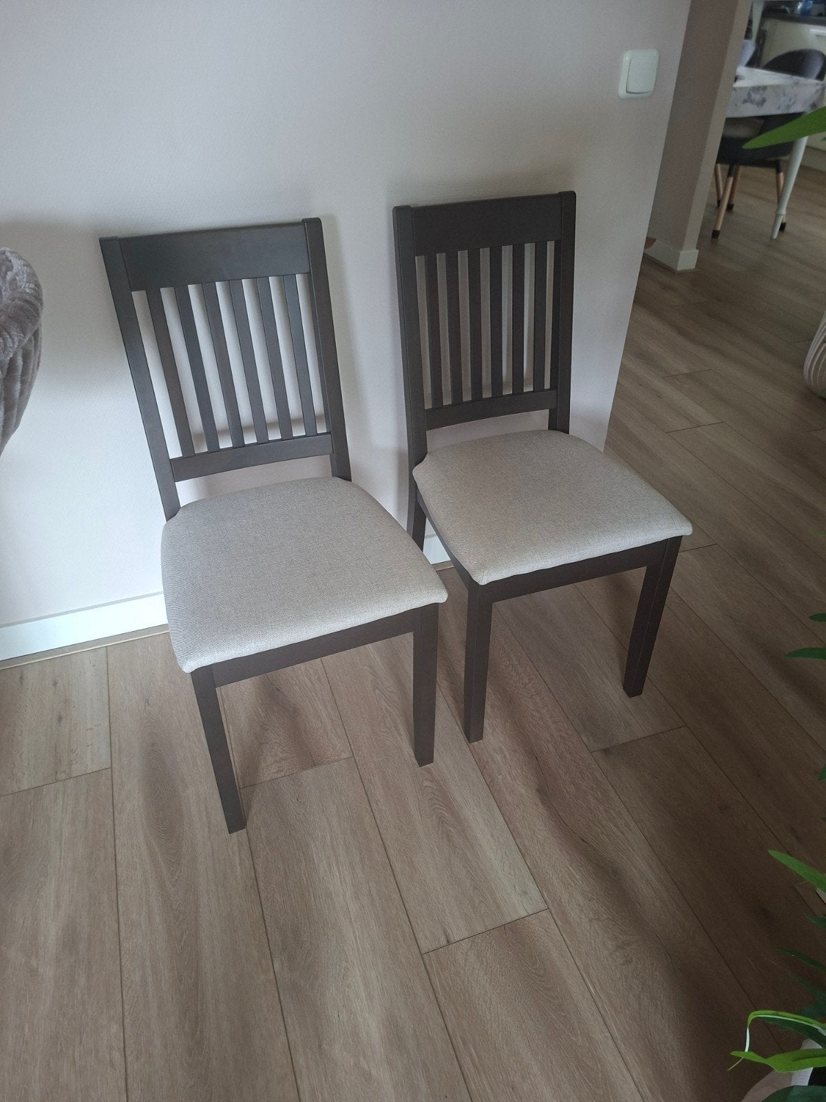 Twee donkerbruine eetkamerstoelen met stoffen zitting, Ophalen, Hout, Gebruikt, Twee
