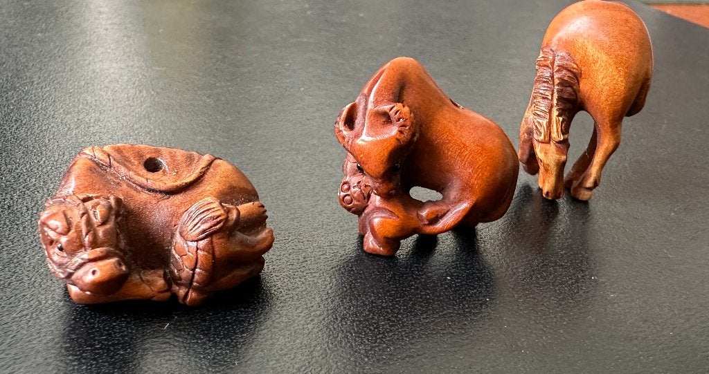 Ojimes in buxushout van runderen met aapje en een paardje, Bruin, Ophalen of Verzenden, Japan, Houtsnijwerk