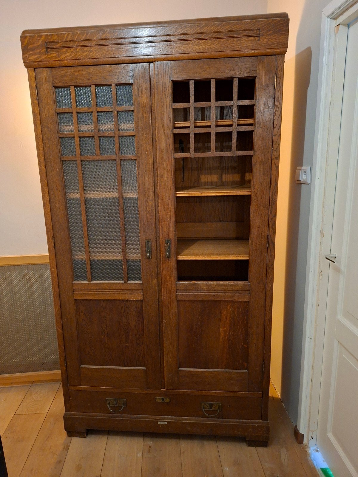 Antieke kast met glas, Antiek en Kunst, Ophalen