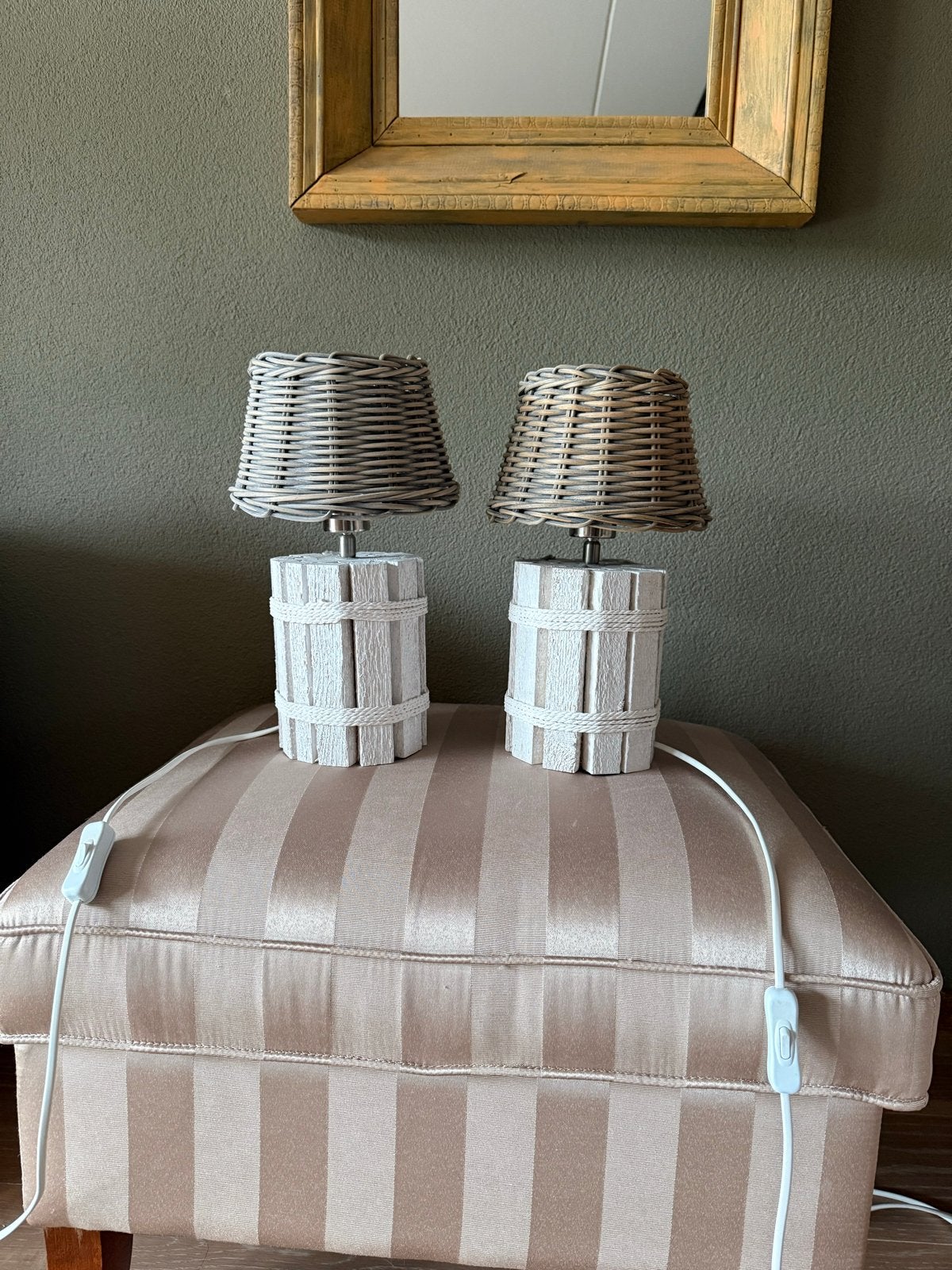 Set van 2 landelijke tafellampen met rieten kap, Huis en Inrichting, Lampen | Tafellampen, Ophalen, Zo goed als nieuw, Hout, Minder dan 50 cm